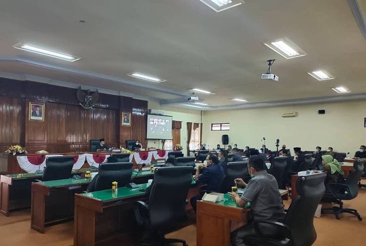 Pemerintah Kabupaten Trenggalek dan DPRD tengah membahas APBD 2025 yang diperkirakan mencapai Rp 1,9 triliun. difokuskan pada infrastruktur