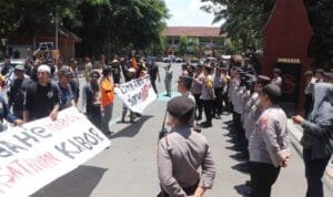 aksi demo di Pendopo Trenggalek.