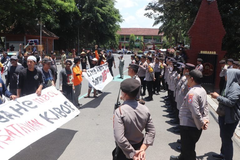 aksi demo di Pendopo Trenggalek.