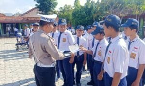 Dalam rangka mendukung Operasi Zebra Semeru 2024, Polres beri Sosialiasi kepada pelajar di SMPN 2 Karangan.