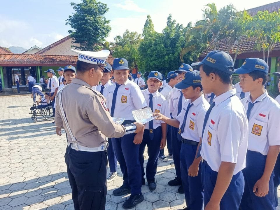 Dalam rangka mendukung Operasi Zebra Semeru 2024, Polres beri Sosialiasi kepada pelajar di SMPN 2 Karangan.