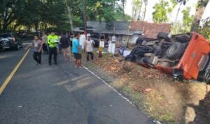 Mobil Terbalik Di Tanjakan 17 Persen Suruh