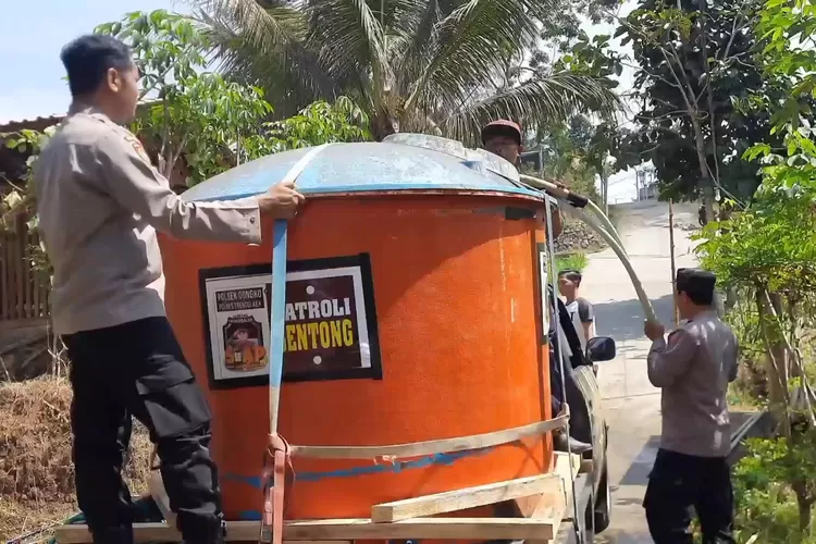 Warga Trenggalek yang terdampak kekeringan merasa terbantu dengan keiatan Patroli Genthong dari Polres Trenggalek.