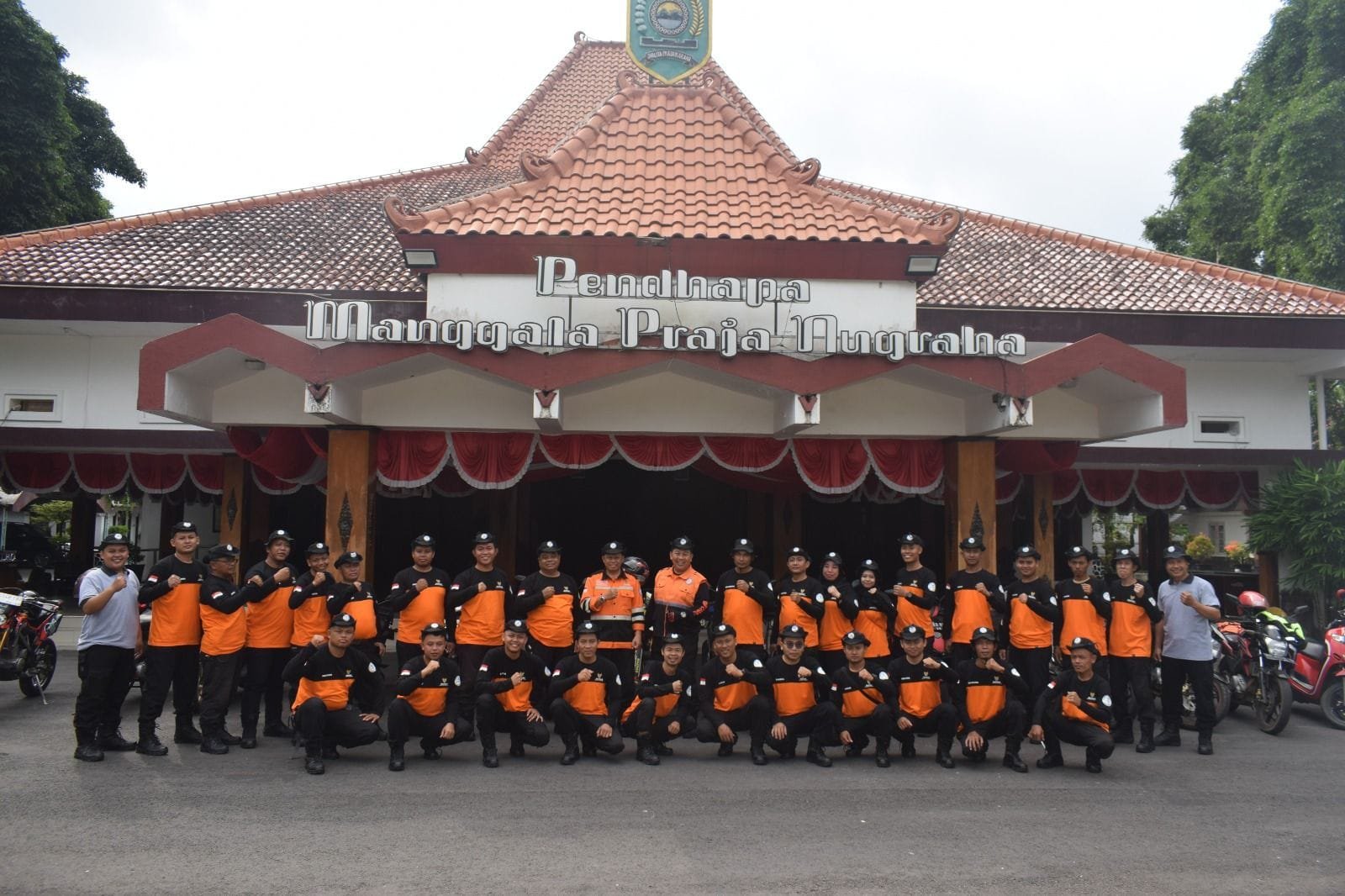 Tim Baznas Tanggap Becana (BTB) Kabupaten Trenggalek Berfoto di pendopo trenggalek