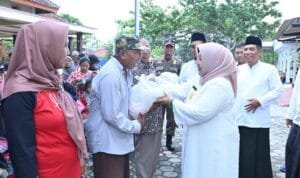 Pemkab Trenggalek menggelar pasar murah di Kecamatan Pogalan dengan diskon hingga 32% dan menyediakan 4.526 paket sembako.