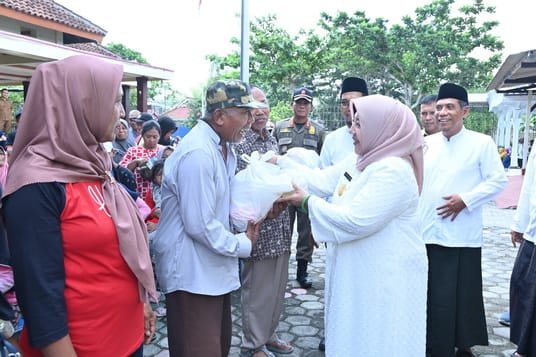 Pemkab Trenggalek menggelar pasar murah di Kecamatan Pogalan dengan diskon hingga 32% dan menyediakan 4.526 paket sembako.