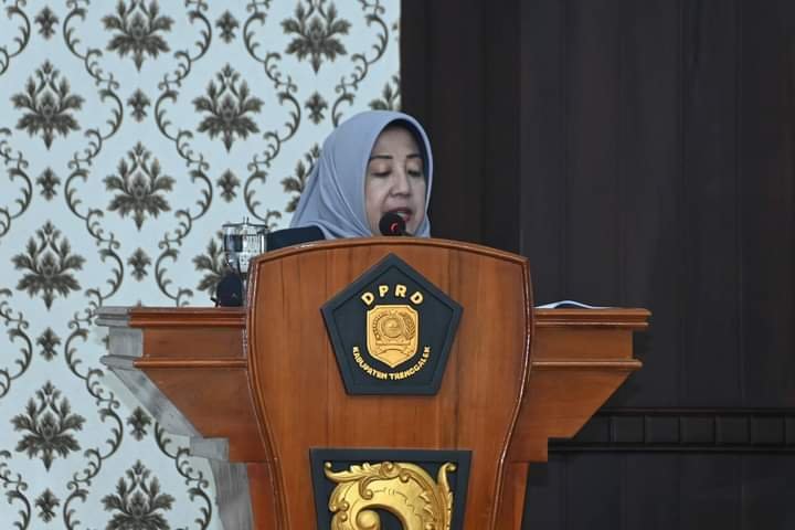 42 lembar jawaban pandangan umum fraksi" DPRD