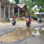 Warga desa senden protes kerusakan jalan