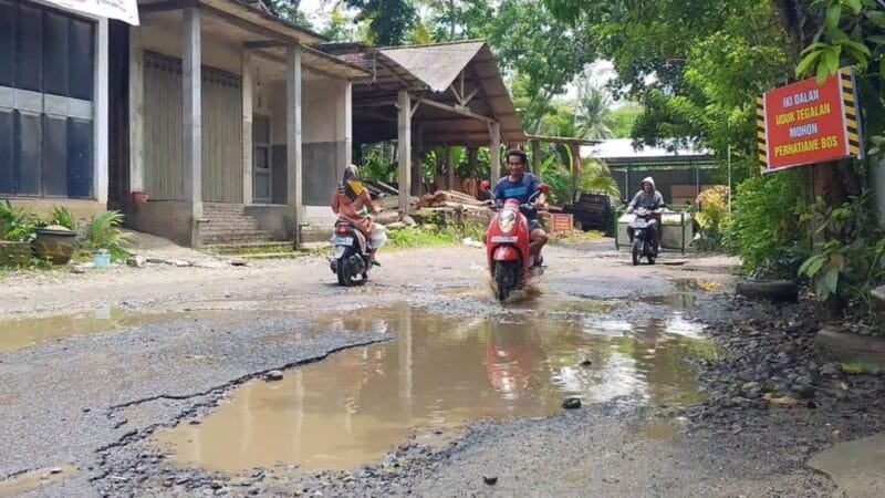 Warga desa senden protes kerusakan jalan