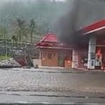 Montor Thunder Terbakar di SPBU Nglebeng Panggul