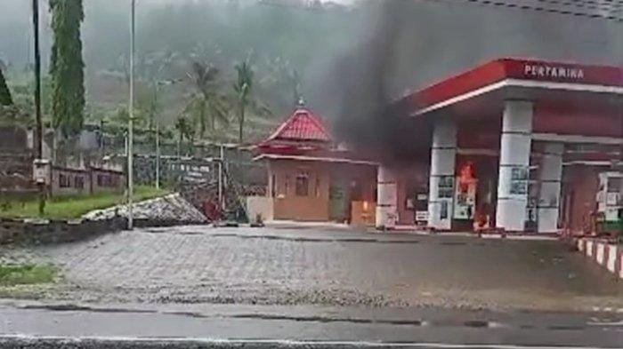 Montor Thunder Terbakar di SPBU Nglebeng Panggul