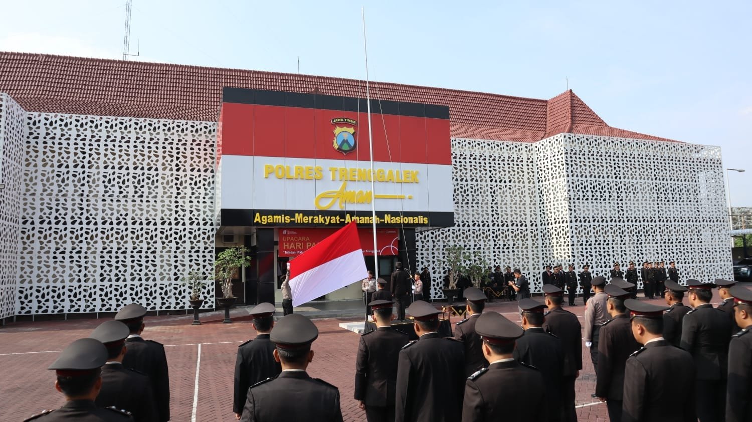 Polres trenggalek mengobarkan semangat kepahlawanan dalam upacara hari pahlawan