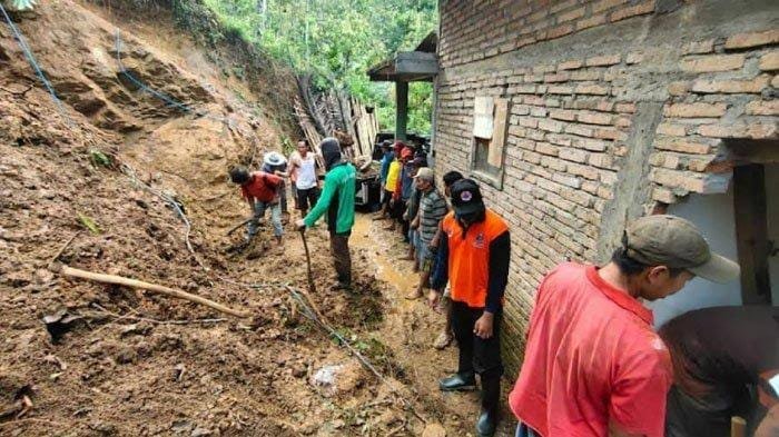 Tembok dapur warga kampak Jebol