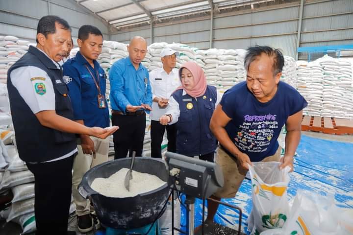 Stok beras di gudang Badan Urusan Logistik (Bulog) untuk wilayah Trenggalek dipastikan aman untuk dua bulan ke depan