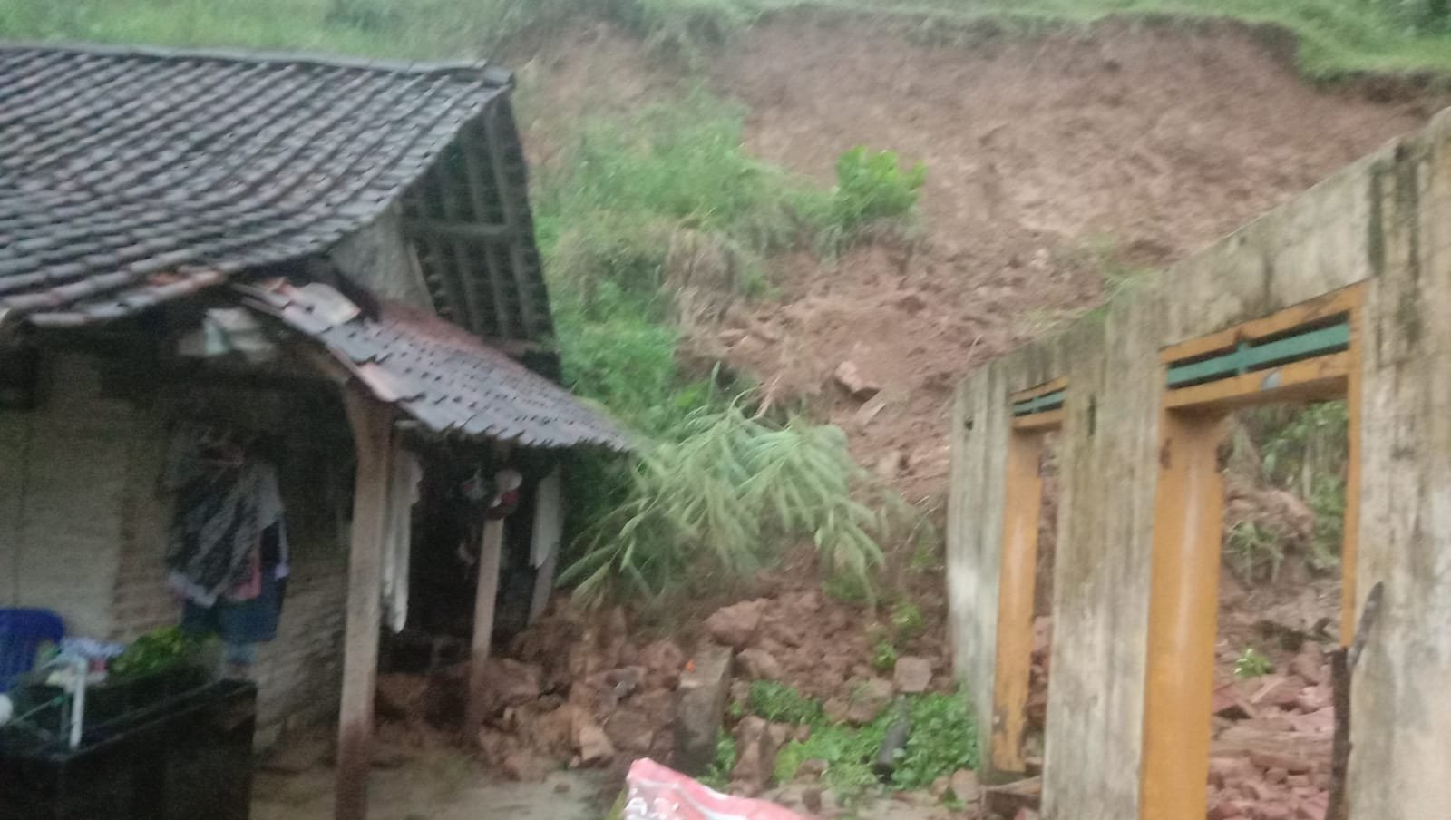 Rumah warga Desa Dompyong Dihantam longsor