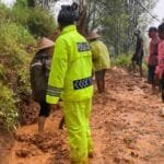 Tanah longsor mengakibatkan akses jalan utama warga Desa Sawahan terganggu, membuat aktivitas warga menjadi lumpuh total