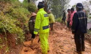 Tanah longsor mengakibatkan akses jalan utama warga Desa Sawahan terganggu, membuat aktivitas warga menjadi lumpuh total