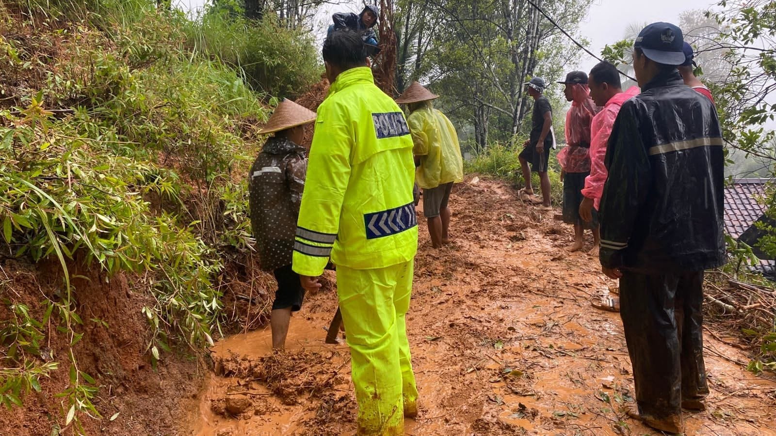 Tanah longsor mengakibatkan akses jalan utama warga Desa Sawahan terganggu, membuat aktivitas warga menjadi lumpuh total