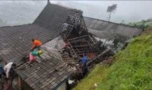 Hujan deras yang tak kunjung usai akibatkan tebing setinggi 5 meter dan sepanjang 8 meter mengalami longsor di puyung pule