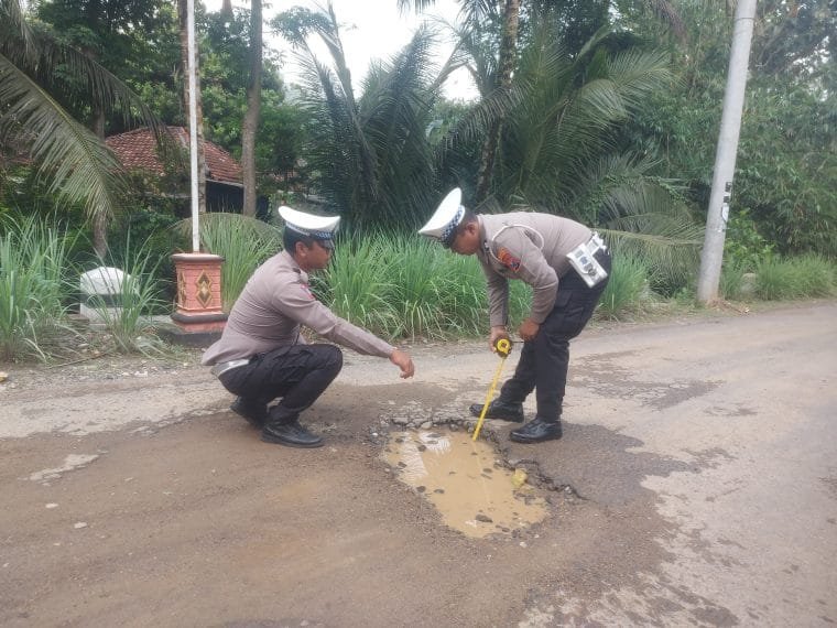 Polres Trenggalek melakukan pemetaan serta pengecekan titik-titik jalan berlubang di sepanjang akses masuk Desa Senden