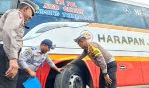 Tim polda jatim lakukan pengecekan armada bus