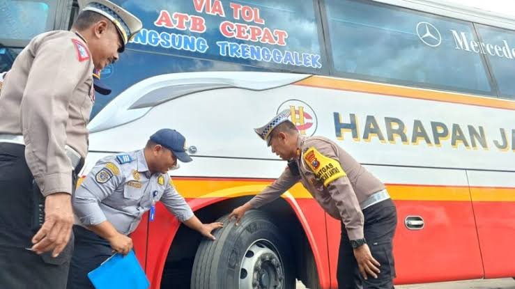 Tim polda jatim lakukan pengecekan armada bus