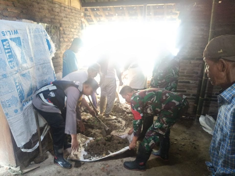 Tanah Longsor Jebol Dinding Rumah Warga