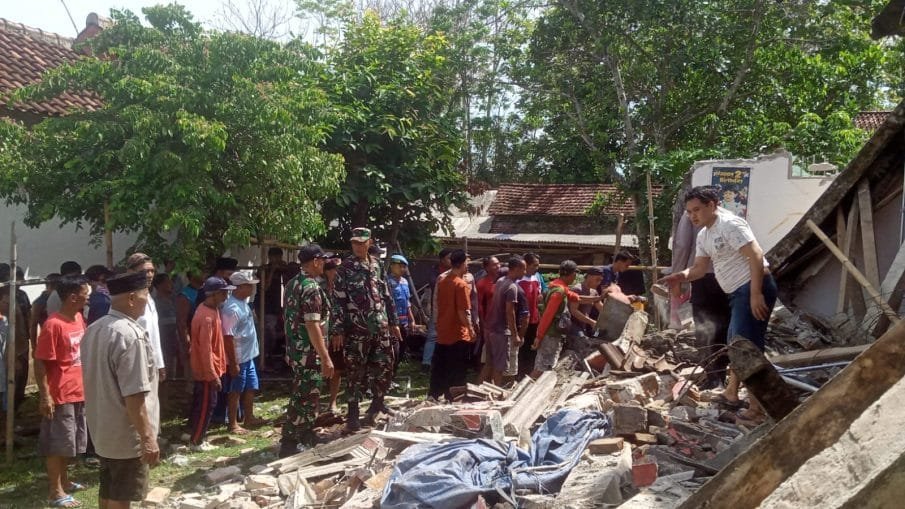 Teras Rumah Warga Tiba Tiba Ambrol