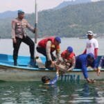 Penanaman terumbu karang oleh anggota Polres Trenggalek di Pantai Mutiara.