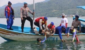 Penanaman terumbu karang oleh anggota Polres Trenggalek di Pantai Mutiara.