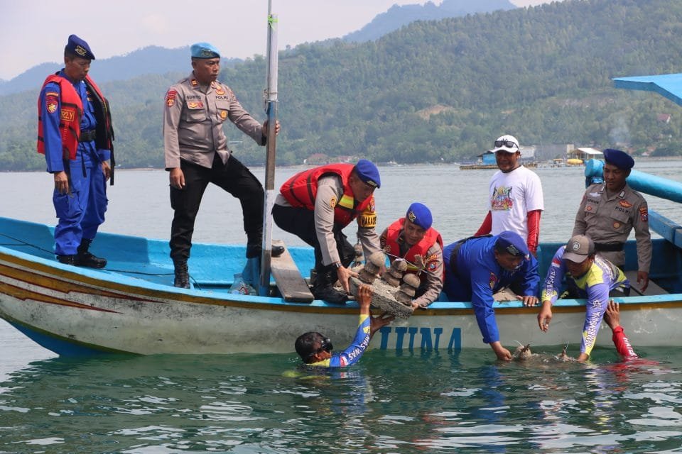 Penanaman terumbu karang oleh anggota Polres Trenggalek di Pantai Mutiara.